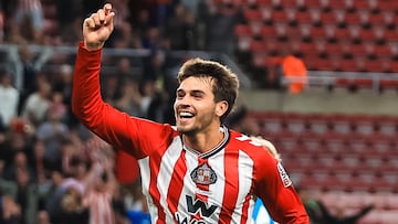 Marc Guiu, jugador del Sunderland, celebra su gol anotado ante el Huddersfield Town en Carabao Cup.