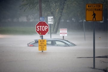 Un automóvil varado en las aguas de la inundación mientras la tormenta tropical Helene azota Boone, Carolina del Norte.