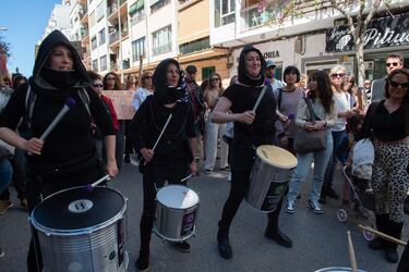 Varias personas tocan instrumentos de percusión durante una manifestación por la vivienda en Ibiza.
