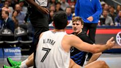 Aldama pica y hunde más a los Mavs