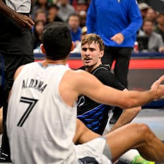Aldama pica y hunde más a los Mavs