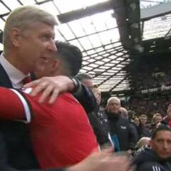 El cálido abrazo de Alexis Sánchez con Arsene Wenger