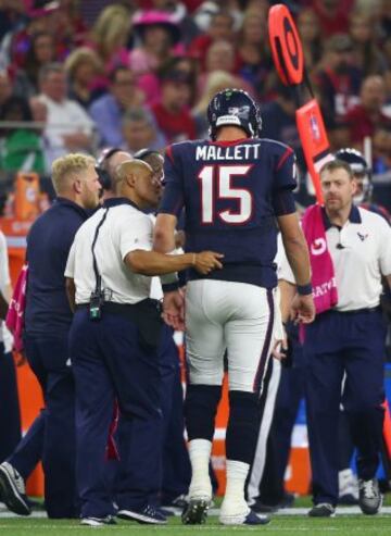  Ryan Mallett abandonando el partido tras sufrir una lesión.