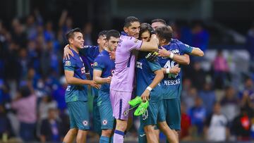 Jugadores de Cruz Azul festejan el triunfo que los mete al repechaje.