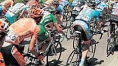 Di Luca le traspasa la maglia a Marco Pinotti