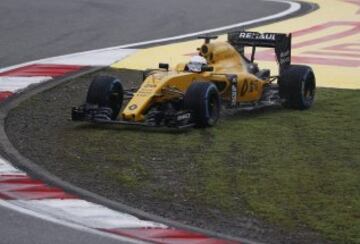 Kevin Magnussen intenta volver a poner en pista su monoplaza.
