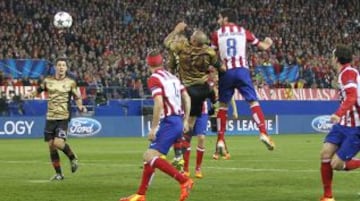 3-1. Raúl García marca el tercer gol de cabeza.