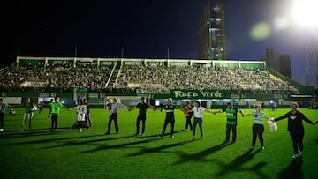 CHA115. CHAPECÓ (BRASIL), 29/11/2016.- Familiares de jugadores y directivos del Chapecoense saludan a los aficionados durante una vigilia hoy, martes 29 de noviembre de 2016, en la Arena Condá de Chapecó (Brasil). La ciudad de Chapecó, al sur de Brasil, está conmocionada ante el accidente aéreo ocurrido anoche en en Colombia que ha terminado para siempre con la gesta del equipo local de disputar su primera final en un torneo internacional, un triste suceso que ha dejado sin palabras a su afición. EFE/Fernando Bizerra Jr.