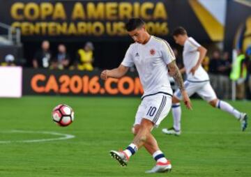 Colombia's James Rodriguez warms up before a Copa America Centenario football match against Paraguay in Pasadena, California, United States, on June 7, 2016.  / AFP PHOTO / Frederic J. Brown