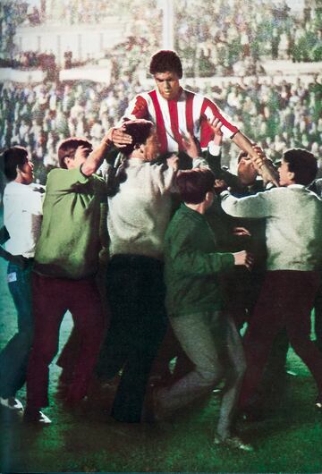 El angoleño Jorge Mendonça ganó una Liga, tres Copas y una Recopa de Europa con el Atlético de los años 60. Jugó de rojiblanco desde 1958 a 1967. Había sido fichado del Deportivo y desde el principio encandiló a los aficionados del Atlético. Jugó 235 partidos con 88 goles. Un delantero que hizo las delicias de su hinchada. El 15 de septiembre de 1965, después de golear por 4-0 al Dinamo de Zagreb, salió por la puerta grande del Metropolitano, a hombros de los seguidores. Ese día había marcado tres goles. En el Atlético de esa época jugaron futbolistas de la talla de Jones, Peiró, Collar, Adelardo o el propio Mendonça. Defensas como Rivilla, Calleja o Griffa. Uno de los mejores Atlético de Madrid de la historia. Y con Mendonça en plan estelar.