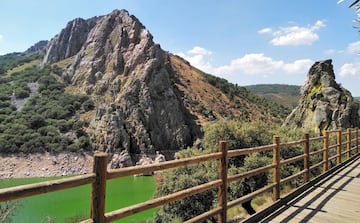 Situado en el triángulo imaginario que forman las ciudades de Plasencia, Trujillo y Navalmoral de la Mata y con el río Tajo como eje vertebrador, encontrarás el Parque Nacional de Monfragüe, un espacio natural único, que forma parte de un territorio declarado Reserva de la Biosfera por la UNESCO en 2003. Cuando vayas a Monfragüe, además de disfrutar de algunas de las rutas trazadas a lo largo de todo el parque, no lo abandones sin disfrutar antes de las vistas de uno de los parajes más espectaculares del lugar, el Salto del Gitano. En Villarreal de San Carlos, el único núcleo urbano situado dentro del parque, encontraremos el Centro de Recepción de Visitantes y el Centro de Interpretación de la Naturaleza. En Malpartida de Plasencia, una de las puertas de entrada a este espacio protegido, se sitúa también el Centro de Recepción de Visitantes Norte. 