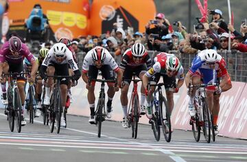 El ciclista colombiano se quedó con la tercera jornada del Giro de Italia tras la descalificación al corredor italiano por un movimiento ilegal en el sprint.