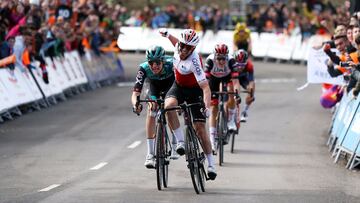 Ion Izagirre celebra su triunfo en la etapa reina de la Itzulia 2022.