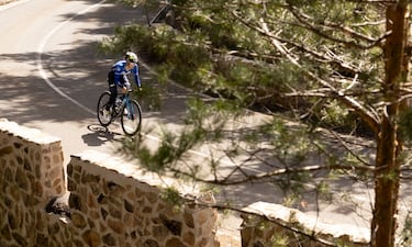 “En caso de intentarlo en solitario, creo que el mejor momento de atacar sería en los últimos cuatro kilómetros, que es donde la subida se hace más dura, porque luego la parte final es algo más favorable”, explica Martín sobre la ascensión.

