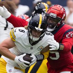 Kenny Pickett sufrió una lesión de rodilla contra Texans