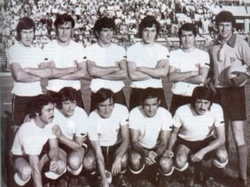 Colo Colo subcampeón de Copa Libertadores 1973. Arriba de izquierda a derecha: Leonel Herrera, Guillermo Páez, Rafael González, Mario Galindo, Manuel Rubilar y Adolfo Nef. Abajo: Carlos Caszely, Francisco Valdés, Sergio Ahumada, Elson Beiruth y Leonardo Véliz.