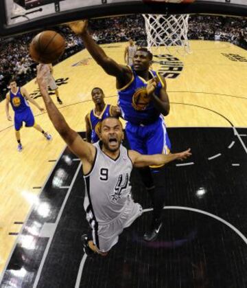 Spurs 129 - Warriors 127 (1-0). El jugador de los Golden State Warriors, Festus Ezeli (dcha), intenta bloquear a Tony Parker (izda) de los San Antonio Spurs.