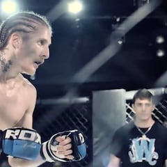 Un luchador de MMA se pelea con 8 ladrones armados con cuchillos y evita que le roben