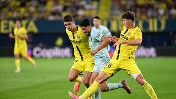 VILLARREAL, 18/10/2025.- El defensa del Villarreal Santi Comesaña (i) pelea un balón ante el centrocampista del Betis Pablo Fornals (c) durante el encuentro correspondiente a la novena jornada de Laliga EA Sports que disputan hoy sábado Villarreal y Betis en el estadio de La Cerámica, en la localidad castellonense. EFE / Andreu Esteban