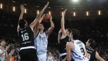 <b>MAL DÍA DEL CAPITÁN. </b>Hernández-Sonseca intenta parar a Felipe Reyes, que tuvo un mal día. Firmó -4 de valoración, su peor marca en Liga desde septiembre de 1999.