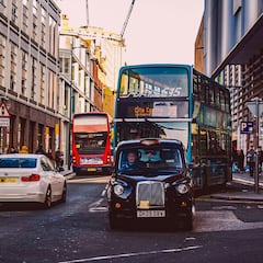 ¿Por qué los ingleses conducen por el lado izquierdo y en qué otros países hay esta costumbre?