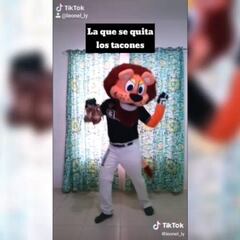 Leonel de Leones de Yucatán nos enseña como bailar 'Payaso de Rodeo'