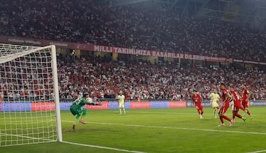 Jugada al primer toque dentro del área turca, con Nico Williams jugando para Oyarzabal, que se la entrga a un Mikel Merino que engancha un poderoso zurdazo, imparable para Çakir. Brutal.