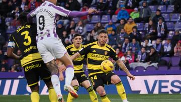 Lluís López intenta controlar un balón en el Valladolid-Real Zaragoza.