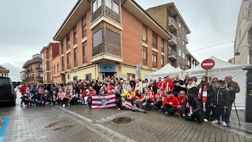 Miembros de la peña atlética Benaventana a las puertas de su local, dedicado al club rojiblanco en la localidad, en el 15º aniversario, con Jordi Lardín y once peñas amigas.