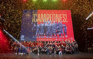 Foto de familia con los jugadores y el staff para terminar el acto de celebración por la consecución del título de la Nations League.