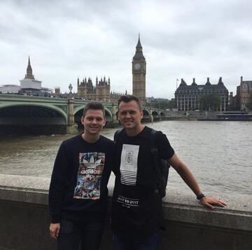En su tiempo libre, le gusta viajar por el mundo. En esta imagen, con su hermano menor, Daniil, en Londres.