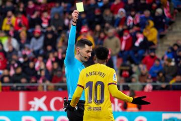 La ve Ansu Fati después de chocar con Gazzaniga en un balón dividido. Muy cabreado el '10' del Barcelona con el colegiado y el portero del Girona.