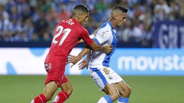 El centrocampista brasileño del Leganés Gabriel Pires (d) controla el balón presionado por el marroquí Fayçal Fajr, del Getafe.