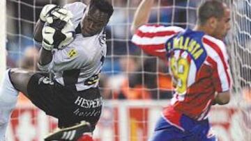 <b>ESPECTACULAR. </b>Kameni cuajó un partido perfecto: paró cada remate a puerta y fue un seguro por alto. Salva, como en la foto, fuera de foco.