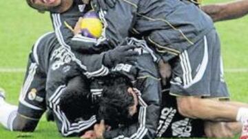 <b>BUEN AMBIENTE. </b>Raúl bromeó ayer con sus compañeros durante el entrenamiento en Valdebebas.