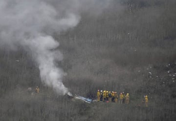 Bomberos en el lugar del accidente aéreo en Calabasas.