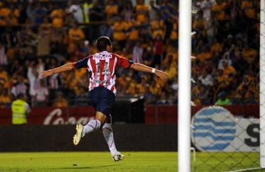 Chivas cortó 10 años sin ganar en el Volcán ante Tigres