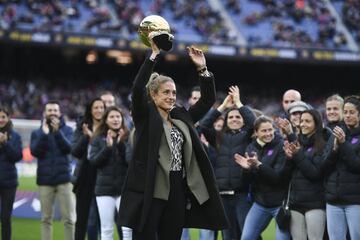 La futbolista catalana fue galardona con el Balón de Oro, premio por el que se le considera la mejor futbolista del año 2021.


