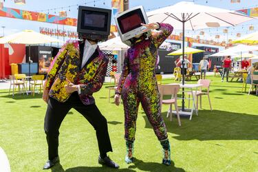 Dos divertidos aficionados disfrazados. 