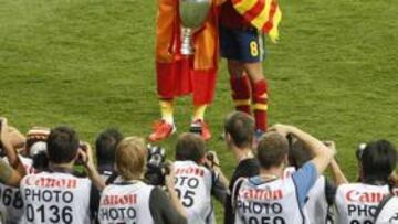 <b>PILARES DE ESPAÑA. </b>Casillas y Xavi son los jefes de La Roja y amigos inquebrantables, por eso su imagen en Kiev sujetando la última Eurocopa dio la vuelta al mundo.