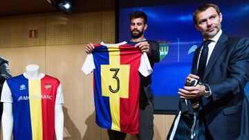 Gerard Piqué junto a Lluís Alsina (d), director general de MoraBanc, durante una rueda de prensa para presentar el patrocinio de MoraBanc con el FC Andorra.