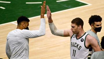 Milwaukee (United States), 01/07/2021.- Milwaukee Bucks forward Giannis Antetokounmpo (L) of Greece and Milwaukee Bucks center Brook Lopez (R) high five at the conclusion of game five of the NBA Eastern Conference Finals playoff series between the Milwaukee Bucks and the Atlanta Hawks at Fiserv Forum in Milwaukee, Wisconsin, USA, 01 July 2021. (Baloncesto, Grecia, Estados Unidos) EFE/EPA/MATT MARTON SHUTTERSTOCK OUT