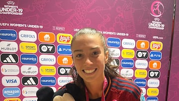 Silvia Lloris posa para As con su Mickey y la medalla de oro.