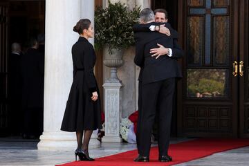El príncipe heredero de Grecia, Pavlos, saluda al rey Felipe VI y a la reina Letizia de España a su llegada a la Catedral Metropolitana de Atenas.  