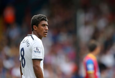 El centrocampista brasileño, que jugó la 2017/18 en ekl Barcelona, llegó al Tottenham en 2013 procedente del Corinthians brasileño. Tras no alcanzar todo su potencial en el Tottenham se marchó al fútbol chino.