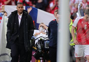 El jugador dan¨¦s, ya consciente, es retirado en camilla para ser trasladado al hospital.