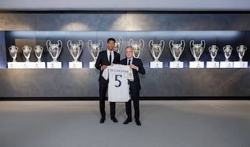 Jude Bellingham junto a Florentino Pérez durante su presentación como nuevo jugador del Real Madrid.