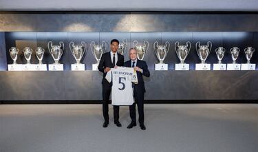 Jude Bellingham junto a Florentino Pérez durante su presentación como nuevo jugador del Real Madrid.