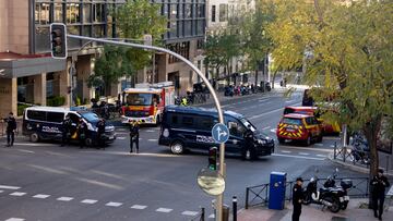 Vista general de un dispositivo policial en las inmediaciones de la Embajada de EEUU en Madrid donde se ha recibido un paquete bomba, a 1 de diciembre de 2022, en Madrid (España). La Embajada de EEUU en Madrid ha detectado un sexto paquete con material pirotécnico de "características similares" a los neutralizados. En concreto, ha sido interceptado en el filtro de seguridad de la legación y se ha activado el protocolo policial pertinente. En dos días se han contabilizado un total de cincos paquetes o cartas explosivas dirigidas a la embajada de Ucrania en España, la empresa zaragozana Instalaza, la base militar de Torrejón, el ministerio de Defensa y el presidente del Gobierno.
01 DICIEMBRE 2022;BOMBA;EMBAJADA;SOBRE;EEUU
Eduardo Parra / Europa Press
01/12/2022