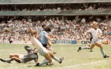 El segundo gol es calificado como "el mejor de la historia". Maradona la toma en media cancha, y tras gambetear a casi toda la defensa inglesa, elude a Shilton y marca el 2 a 0. La jugada de pasar rivales ha sido denominada como el verbo "maradonear".
